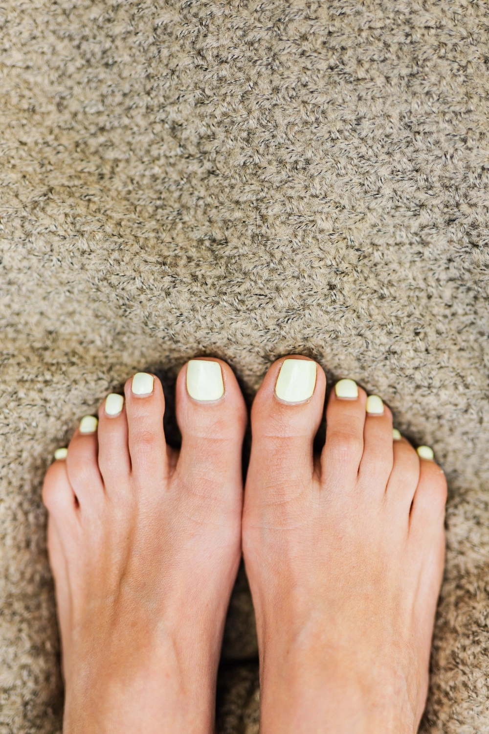 eine Person, die einen Fuß hält von La Belle Cosmetique